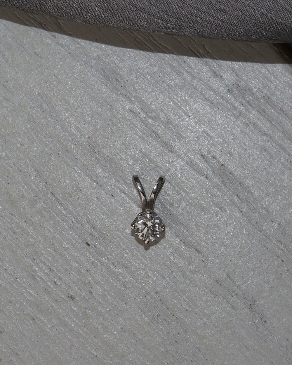 14k White Gold Natural Diamond Pendant 0.3G / 0.3in / 0.25ctw
